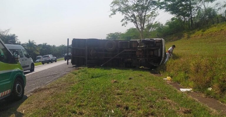 Caminh O Carregado Carne Tomba Na Rodovia Washington Lu S Em