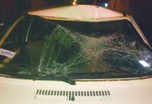 Ciclista é atropelado por carro na contra mão