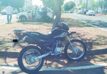 Colisão contra carro deixa motociclista ferida