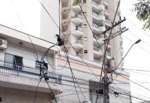 Caminhão passa na rua Pernambuco enrosca em fio e vai embora