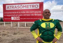 Luciano Hang inaugura placa do “Atrasômetro”