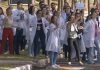 Estudantes fazem protesto em frente à Universidade em Fernandópolis