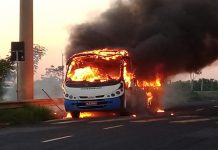 Micro-ônibus pega fogo em avenida as margens da SP-310 em Rio Preto