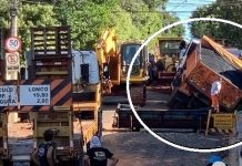 Caminhão afunda durante obras na rua das Bandeiras