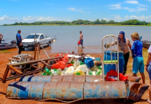 Mergulhadores fazem limpeza subaquática no Rio Grande, região de Mira Estrela