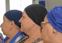 Mulheres com câncer ganham perucas em hospital