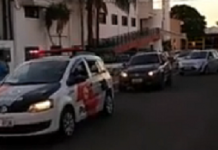 Carreata pró-abertura do comércio reúne 100 carros