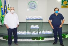 UNIFEV doa primeiro lote de álcool 80% à Associação Comercial