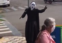 Em Mirandópolis, homem usa fantasia da Morte para ‘expulsar’ idosos da rua
