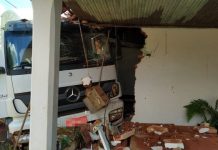 Caminhão desgovernado invade casa em Santa Izabel do Marinheiro