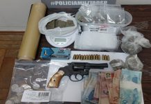 Traficante com droga em casa tenta correr e é preso pela PM