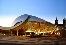 Concha Acústica vira ‘sala de espera’ para atendidos da Caixa