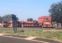 Caminhão com cana-de-açúcar tomba em Tanabi