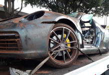 Casal fica ferido após capotar Porsche de R$ 750 mil