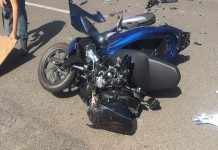 Motociclista fica ferido após bater Biz em caminhão