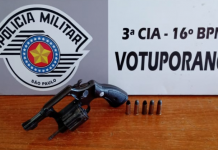Após denúncia homem é preso com arma de fogo