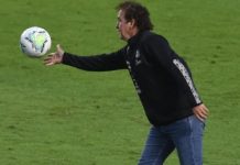 Cuca não entende VAR em Santos x Palmeiras e lamenta: ‘Uma pena que interpretação venha de cima’