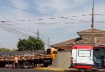 Caminhão desgovernado invade residência e bebê fica ferida