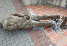 Vândalos derrubam estátua do escritor Ariano Suassuna em Recife