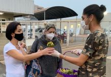 Igreja Messiânica distribui arranjos florais para colaboradores