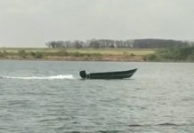 Bombeiros procuram por dono de barco visto navegando sozinho no Rio Tietê