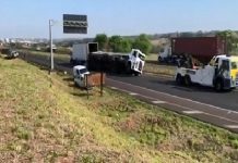 Caminhão tomba e interdita a Euclides da Cunha