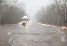 Rio Tiete transborda em rodovia de Birigui