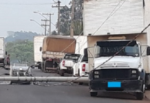 Motorista de caminhão perde controle de direção, derruba postes e bate em carros
