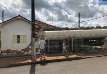 Caminhão-tanque com combustível atinge casa