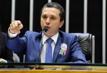 Pinato quer saída de Eduardo Bolsonaro da presidência de Comissão