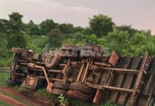 Caminhão carregado de frutas tomba na zona rural em Jales