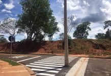 Postes no meio da rua provocam riscos a motoristas e moradores em Fernandópolis