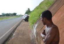 Motorista perde controle e bate em marquise de pontilhão