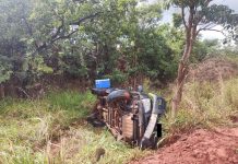 Capotamento deixa motorista ferido na Rodovia Péricles Bellini