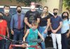Policiais Civis doam bicicleta para menino que foi atropelado em Cardoso