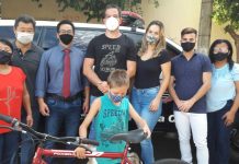 Policiais Civis doam bicicleta para menino que foi atropelado em Cardoso