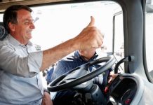 Bolsonaro faz apelo a caminhoneiros para que não façam greve