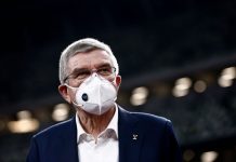 Presidente do COI ignora piora da crise da Covid-19 e confirma Jogos em julho
