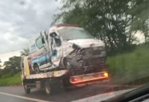 Paciente morre após ambulância bater em defensa metálica e tombar