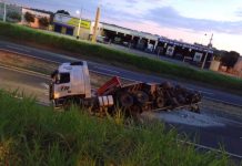 Carreta tomba na Rodovia Euclides da Cunha em Votuporanga