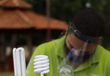 Famílias de baixa renda recebem kit com lâmpadas de LED