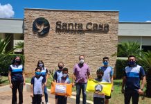 Colégio Adventista entrega cartas para os profissionais de saúde
