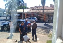 Prefeito corre atrás de ladrão de celular e ajuda a deter criminoso na região
