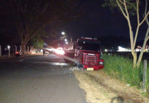 Caminhão perde freio e derruba poste em Fernandópolis