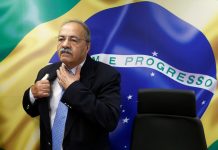 STF autoriza senador flagrado com dinheiro na cueca a retomar mandato