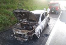 Carro pega fogo na Rodovia Euclides da Cunha em Votuporanga