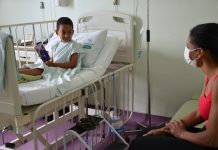 Após quase um mês internado com Covid, menino de 7 anos comemora alta