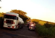 Acidente entre carro e carreta deixa cinco mortos