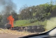 Mulher morre em acidente entre carro e caminhão