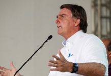 Bolsonaro ironiza pedidos por mais vacinas: ‘Só se for na casa da tua mãe’